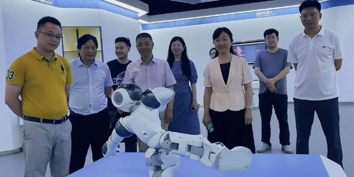 湖北省青少年科技中心主任靖春元等莅临金色阳光青少年航空创客基地调研